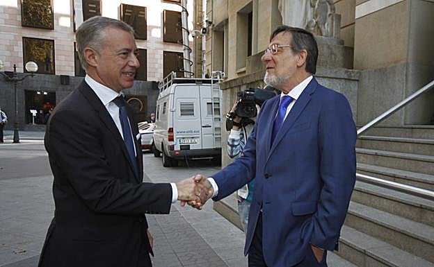 Urkullu saluda Ibarra antes del acto del inicio del año judicial en el TSJPV. 