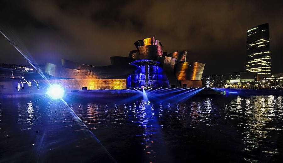 Los juegos de luces e imágenes proyectadas en la fachada norte del museo se combinan con la música compuesta al efecto por Nick Powell