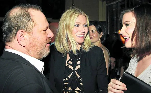 Harvey Weinstein, en la foto con Gwyneth Paltrow y Liv Tyler, alardeaba públicamente de sus excesos.