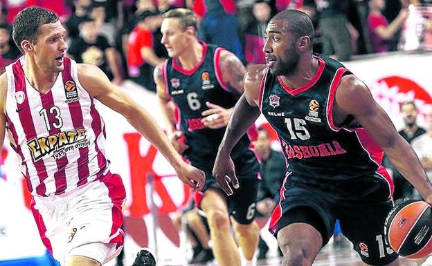 Jayson Granger avanza con la pelota ante la oposición de Strelnieks.