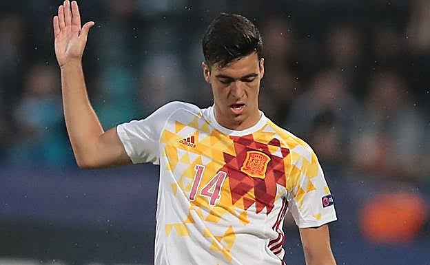 Mikel Merino, durante un encuentro con la selección española. 