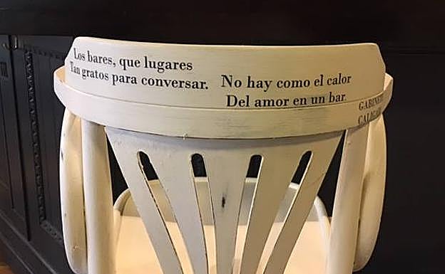 Silla decorada con un extracto de 'Al calor del amor en un bar', de Gabinete Caligari.