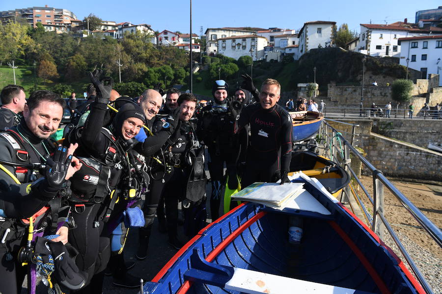 Submarinistas extraeron este sábado basura del fondo marino 