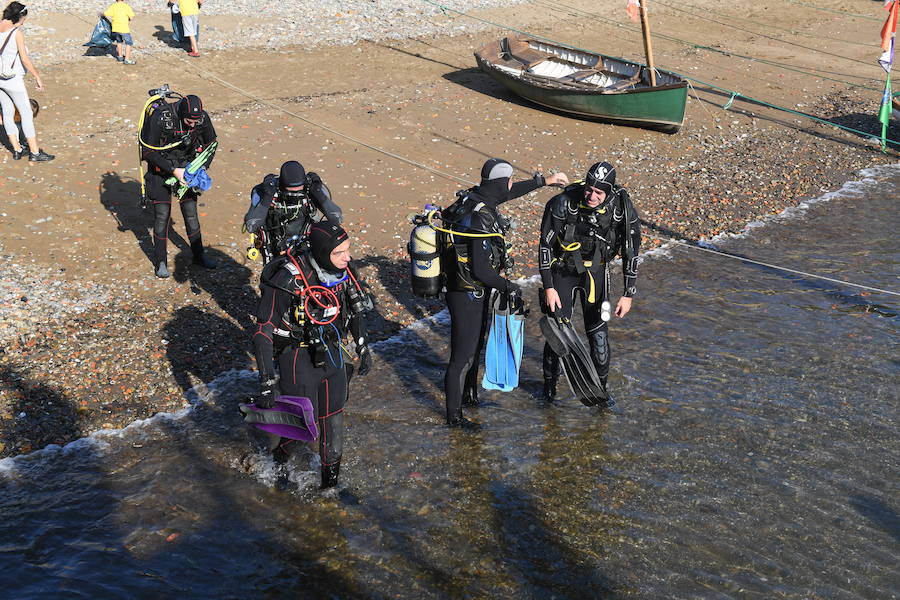 Submarinistas extraeron este sábado basura del fondo marino 