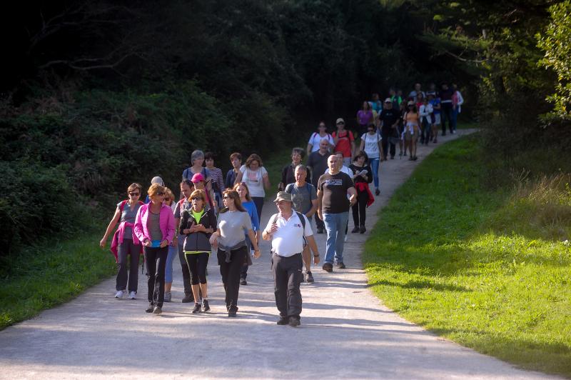 Medio centenar de interesados en la geología, la arqueología y la paleontología visitaron este sábado esta costa tan espectacular y pudieron recrear la vida de hace millones de años