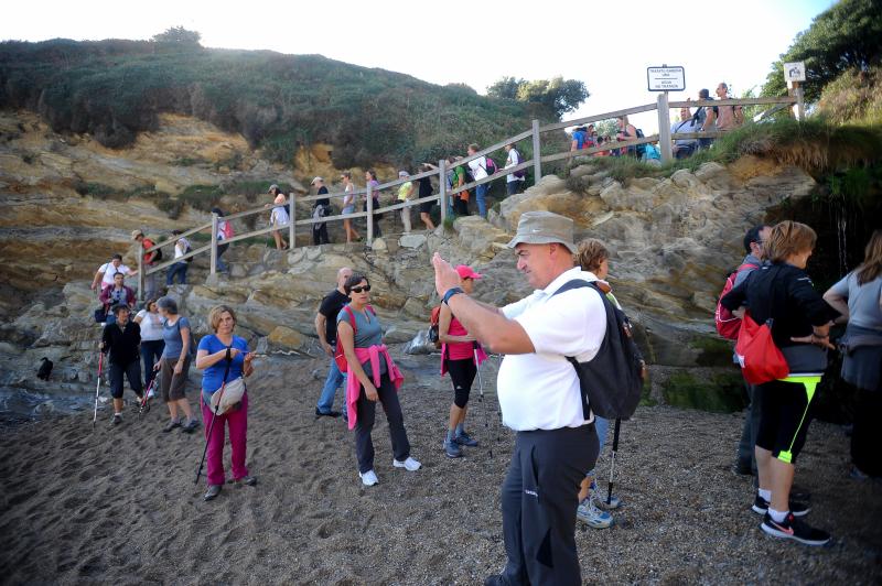 Medio centenar de interesados en la geología, la arqueología y la paleontología visitaron este sábado esta costa tan espectacular y pudieron recrear la vida de hace millones de años