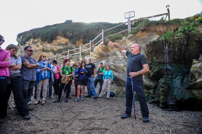 Medio centenar de interesados en la geología, la arqueología y la paleontología visitaron este sábado esta costa tan espectacular y pudieron recrear la vida de hace millones de años