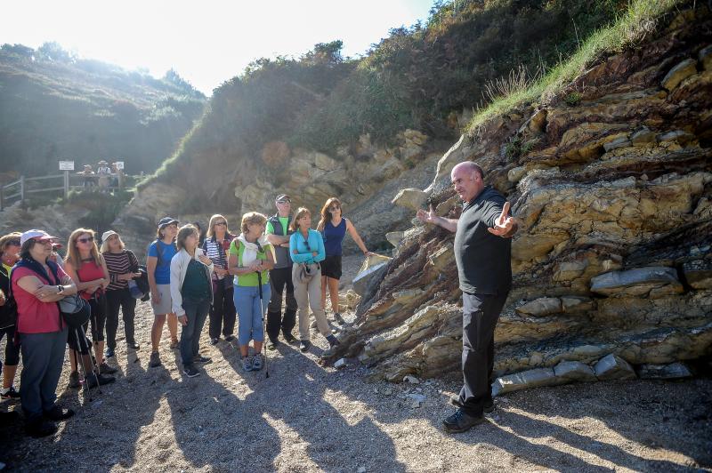 Medio centenar de interesados en la geología, la arqueología y la paleontología visitaron este sábado esta costa tan espectacular y pudieron recrear la vida de hace millones de años