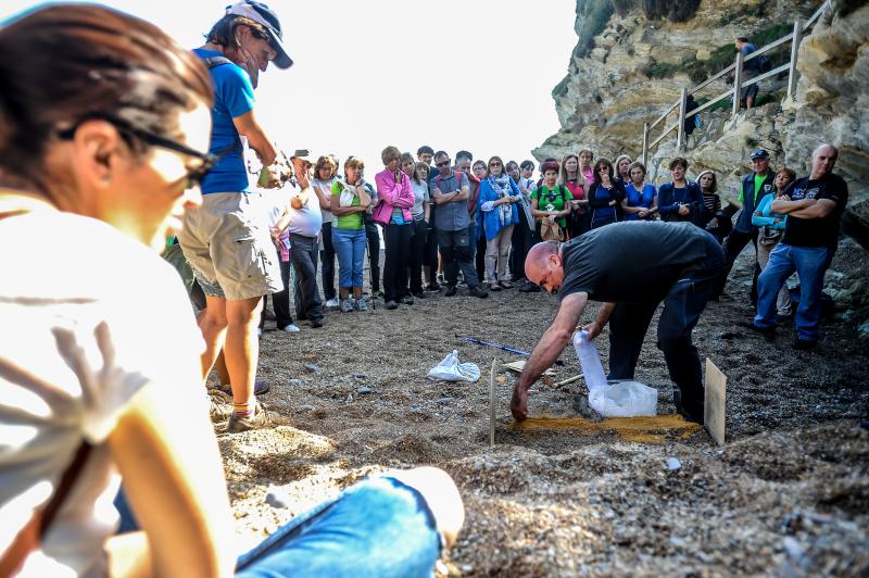 Medio centenar de interesados en la geología, la arqueología y la paleontología visitaron este sábado esta costa tan espectacular y pudieron recrear la vida de hace millones de años