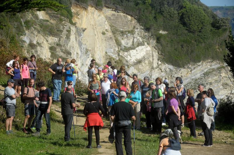 Medio centenar de interesados en la geología, la arqueología y la paleontología visitaron este sábado esta costa tan espectacular y pudieron recrear la vida de hace millones de años