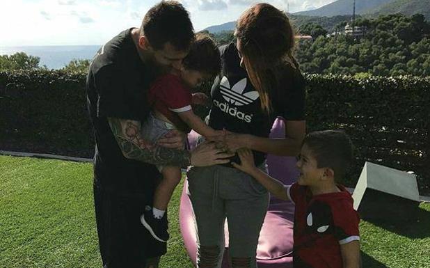 Antonela Rocuzzo y Leo Messi compartieron esta fotografía junto a sus hijos para anunciar su nuevo embarazo.