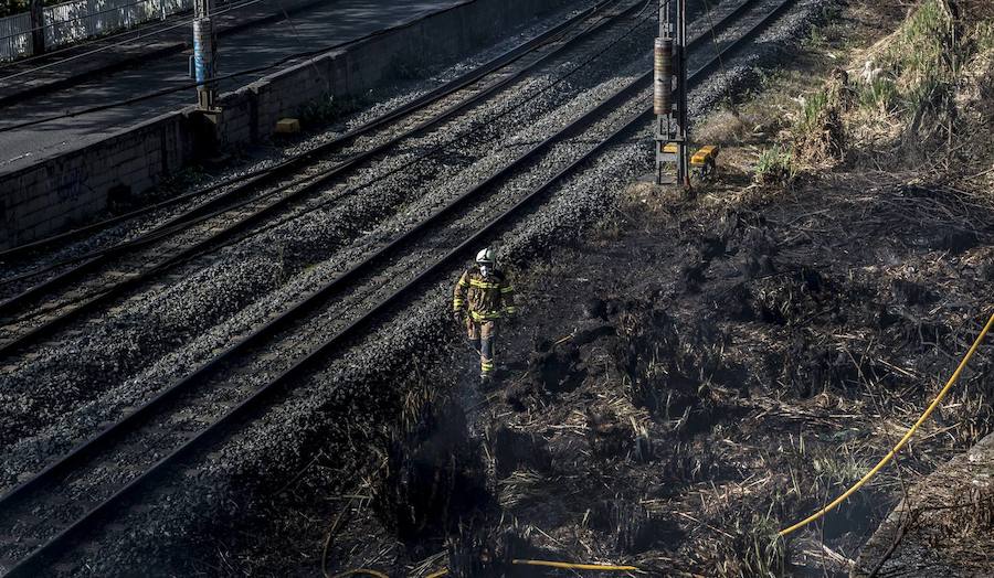 Varias dotaciones de los Bomberos de Bilbao han sofocado las llamas, que han provocado una densa humareda 