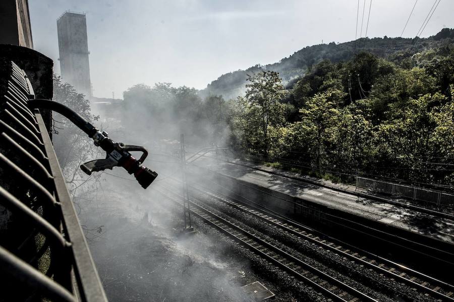 Varias dotaciones de los Bomberos de Bilbao han sofocado las llamas, que han provocado una densa humareda 