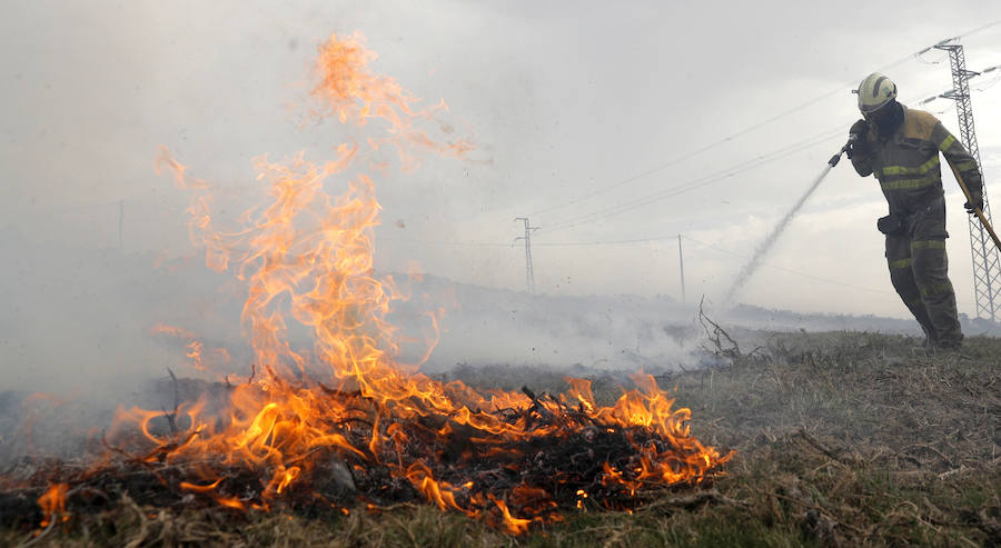 Las llamas avanzan sin control y amenazan casas en Pontevedra, Ourense y Lugo. Vecinos salen a la calle cargados de cubos para ayudar a los bomberos a sofocar las llamas