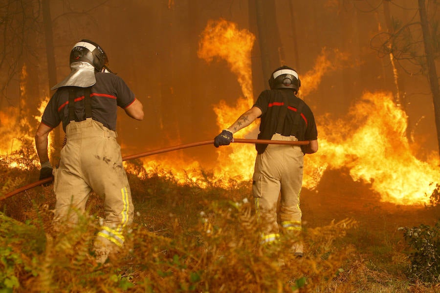Las llamas avanzan sin control y amenazan casas en Pontevedra, Ourense y Lugo. Vecinos salen a la calle cargados de cubos para ayudar a los bomberos a sofocar las llamas
