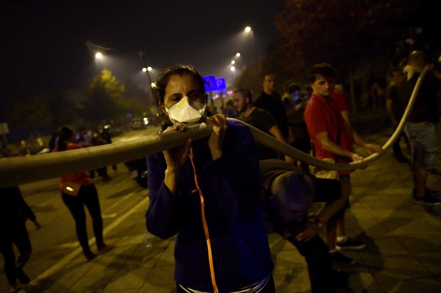Las llamas avanzan sin control y amenazan casas en Pontevedra, Ourense y Lugo. Vecinos salen a la calle cargados de cubos para ayudar a los bomberos a sofocar las llamas