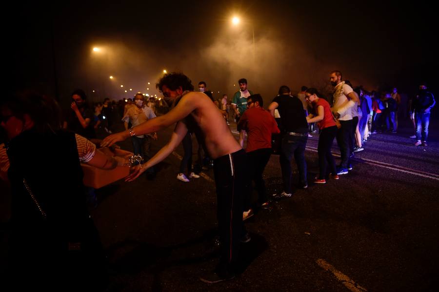 Las llamas avanzan sin control y amenazan casas en Pontevedra, Ourense y Lugo. Vecinos salen a la calle cargados de cubos para ayudar a los bomberos a sofocar las llamas