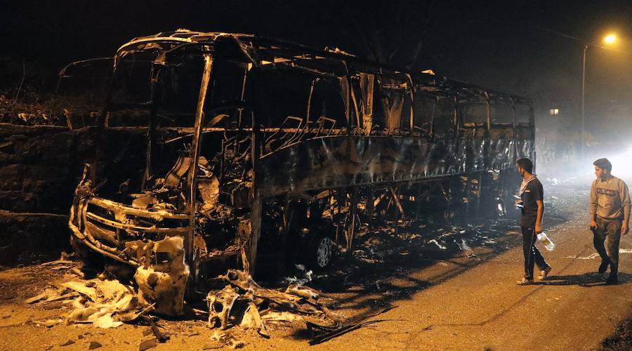 Las llamas avanzan sin control y amenazan casas en Pontevedra, Ourense y Lugo. Vecinos salen a la calle cargados de cubos para ayudar a los bomberos a sofocar las llamas