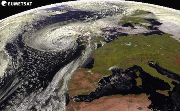 Foto de este lunes tomada por el Meteosat del huracán 'Ophelia, cuyo ojo se aproxima a las costas de irlanda tras rozar Finisterre. 