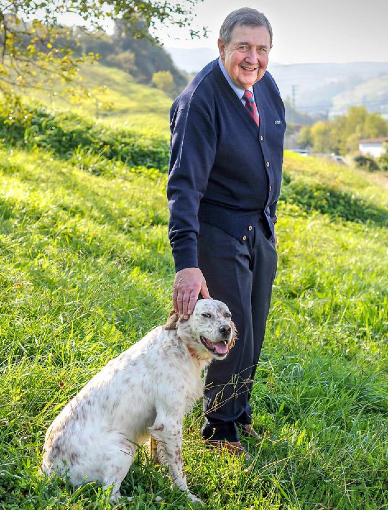 Miguel Lazpiur, con su perro 'Hunter', en los alrededores de su empresa, en Bergara. 