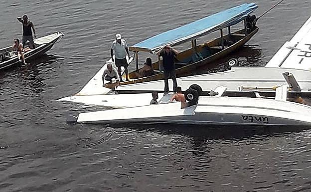 Varias embarcaciones rodean la avioneta accidentada. 