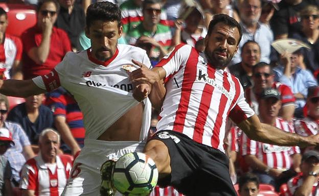 Balenziaga disputa el balón con el centrocampista del Sevilla, Jesús Navas, en el partido del pasado sábado.,