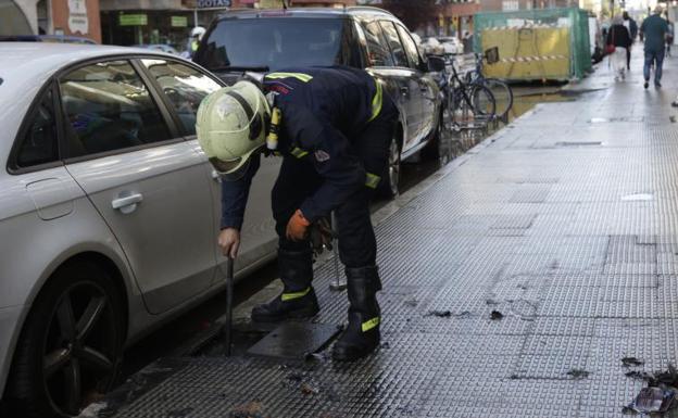 Solventado el reventón, la calle ha ido recuperado la normalidad. 