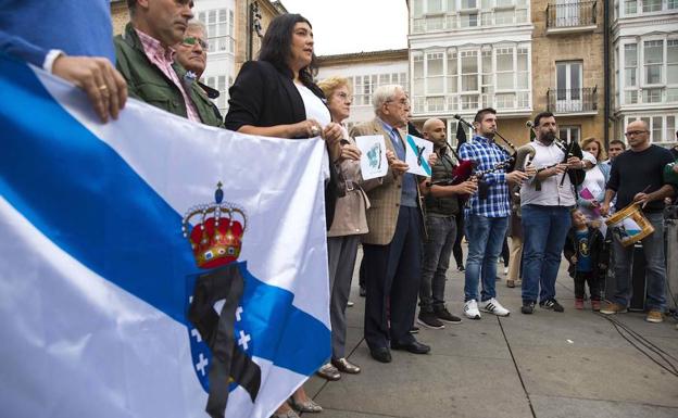 Banderas con crespones negros y gaiteros, en solidaridad con Galicia. 