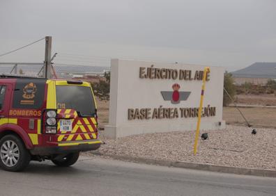 Imagen secundaria 1 - Varios equipos trabajan tras el siniestro en Torrejón. 