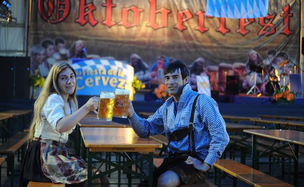 Una pareja brinda en otra edición de la Oktoberfest en Deusto. 