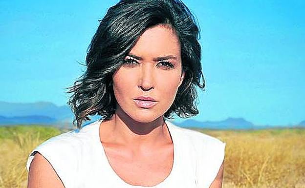 La periodista Alejandra Andrade, en uno de sus reportajes.