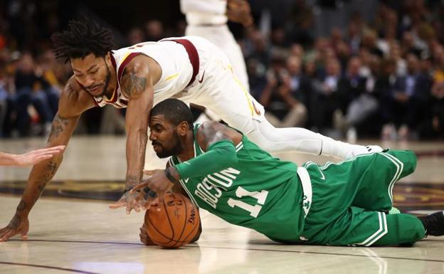 Imagen principal - El cavalier Rose, ex Bulls, lucha por un balón con el celtic Irving, ex Cavs. Steven, el entenador del conjunto de Boston y un detalle de las reivindicativas deportivas de James. 