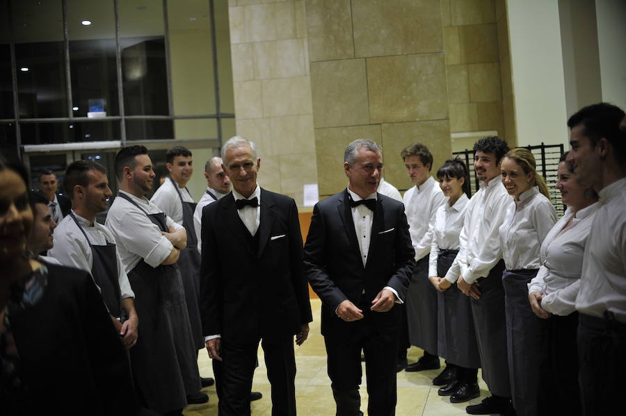 El lehendakari y Juan Ignacio Vidarte saludan al equipo de cocina. 