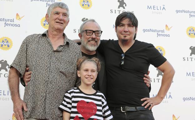 Los actores Kandido Uranga y Uma Bracaglia posan junto al director Paul Urkijo durante la presentación de la película "Errementari", apadrinada por Álex de la Iglesia.