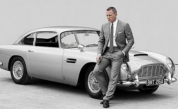 Daniel Crag como el agente 007, apoyado en su Aston Martin.