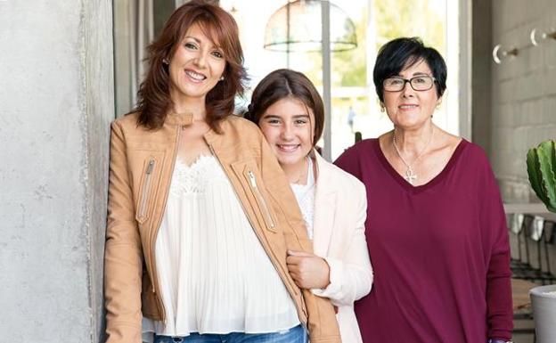 Beatriz, con su hija, Lidia, y su madre.