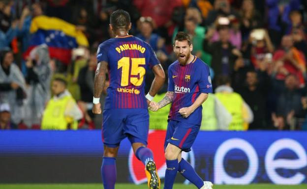 Messi y Paulinho celebran un gol en el Camp Nou. 