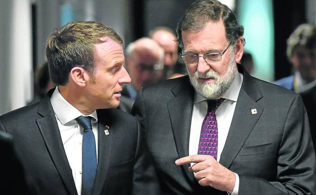 Mariano Rajoy conversa con Emmanuel Macron durante la cumbre europea celebrada ayer en Bruselas.