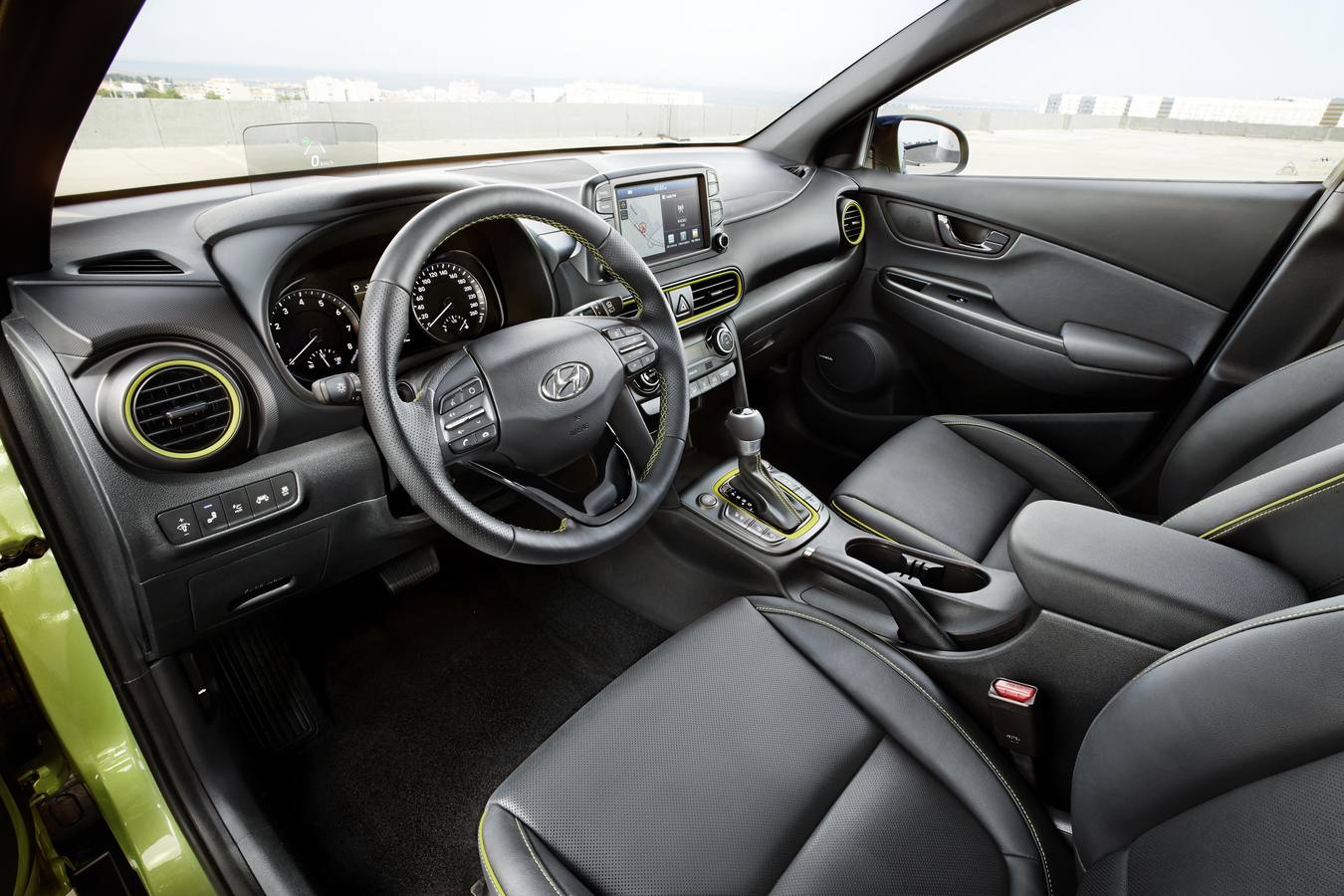 Hyundai amplía la gama con el Kona, un SUV compacto de poco más de 4,10 metros de longitud. A la venta desde 13.990 euros, se comercializa con tracción delantera y también total y cambio manual o automático. 