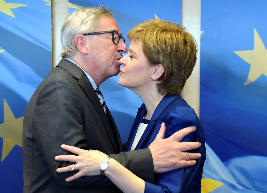 Jean-Claude Juncker y Nicola Sturgeon, ministra principal de Escocia y líder del Partido Nacional Escocés.