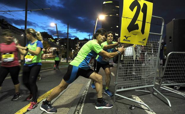 Corredores calientan antes de la Bilbao Night Marathon del año pasado.