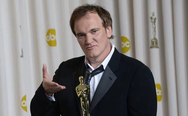 Tarantino posa con el Oscar al Mejor guion original por 'Django desencadenado', película que realizó con Harvey Weinstein.