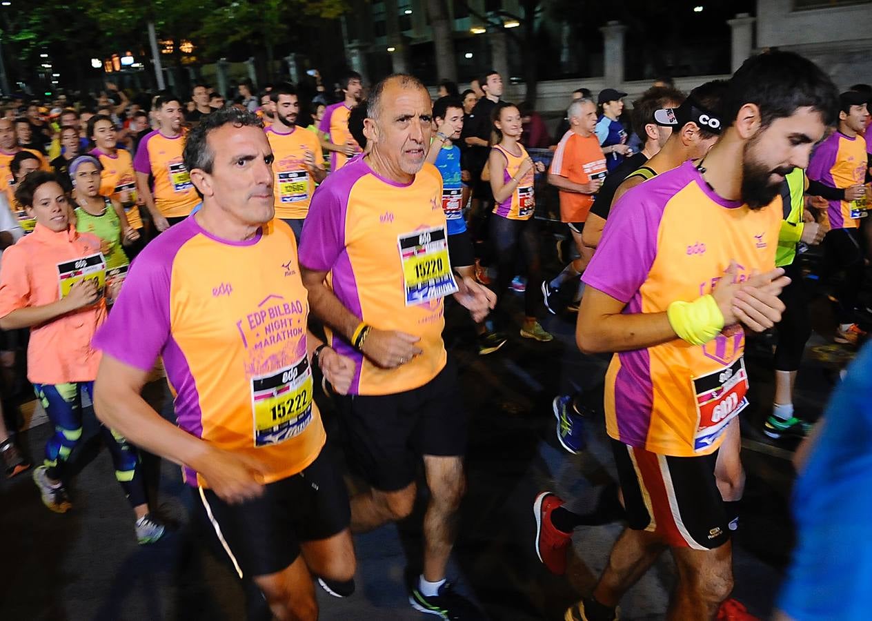 La octava edición de la 'Bilbao Night Marathon' reúne en la línea de salida a unos 11.500 corredores en sus tres distancias, de los cuales alrededor de un millar son extranjeros procedentes de 44 países de los cinco continentes.