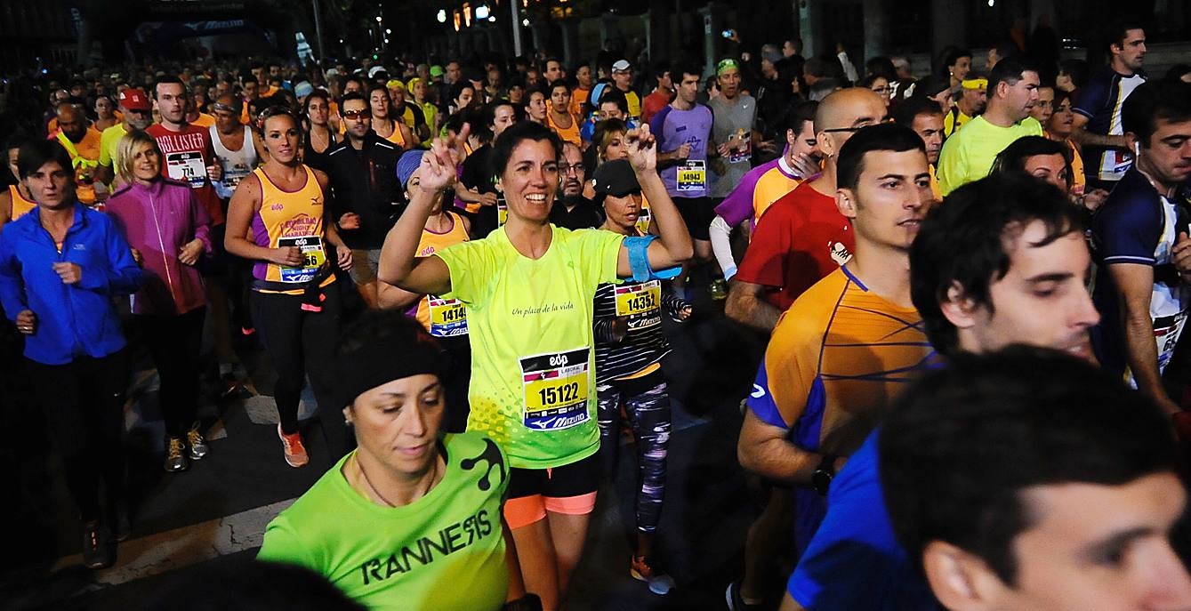 La octava edición de la 'Bilbao Night Marathon' reúne en la línea de salida a unos 11.500 corredores en sus tres distancias, de los cuales alrededor de un millar son extranjeros procedentes de 44 países de los cinco continentes.