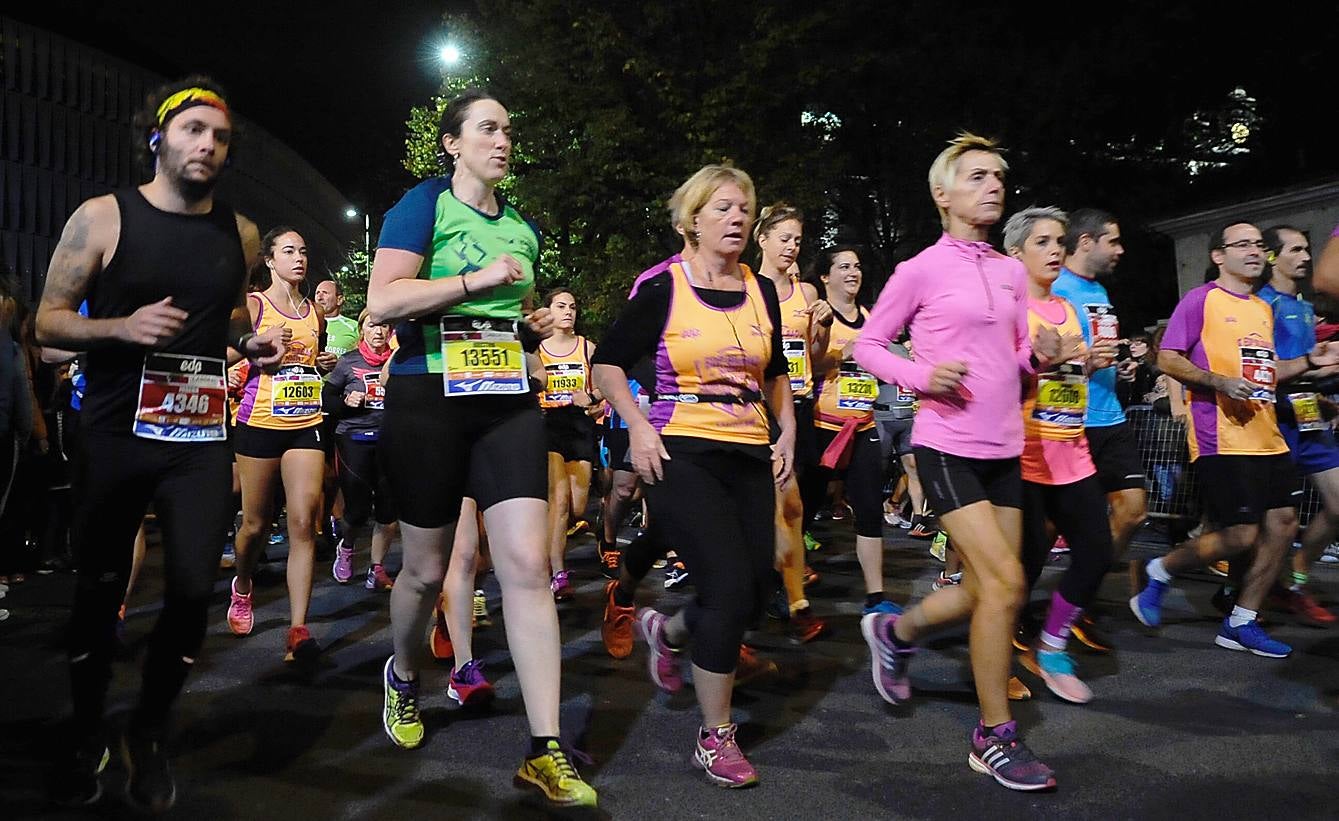 La octava edición de la 'Bilbao Night Marathon' reúne en la línea de salida a unos 11.500 corredores en sus tres distancias, de los cuales alrededor de un millar son extranjeros procedentes de 44 países de los cinco continentes.