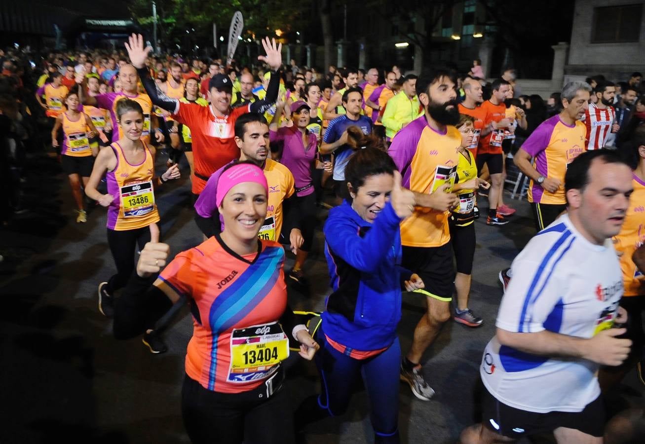 La octava edición de la 'Bilbao Night Marathon' reúne en la línea de salida a unos 11.500 corredores en sus tres distancias, de los cuales alrededor de un millar son extranjeros procedentes de 44 países de los cinco continentes.