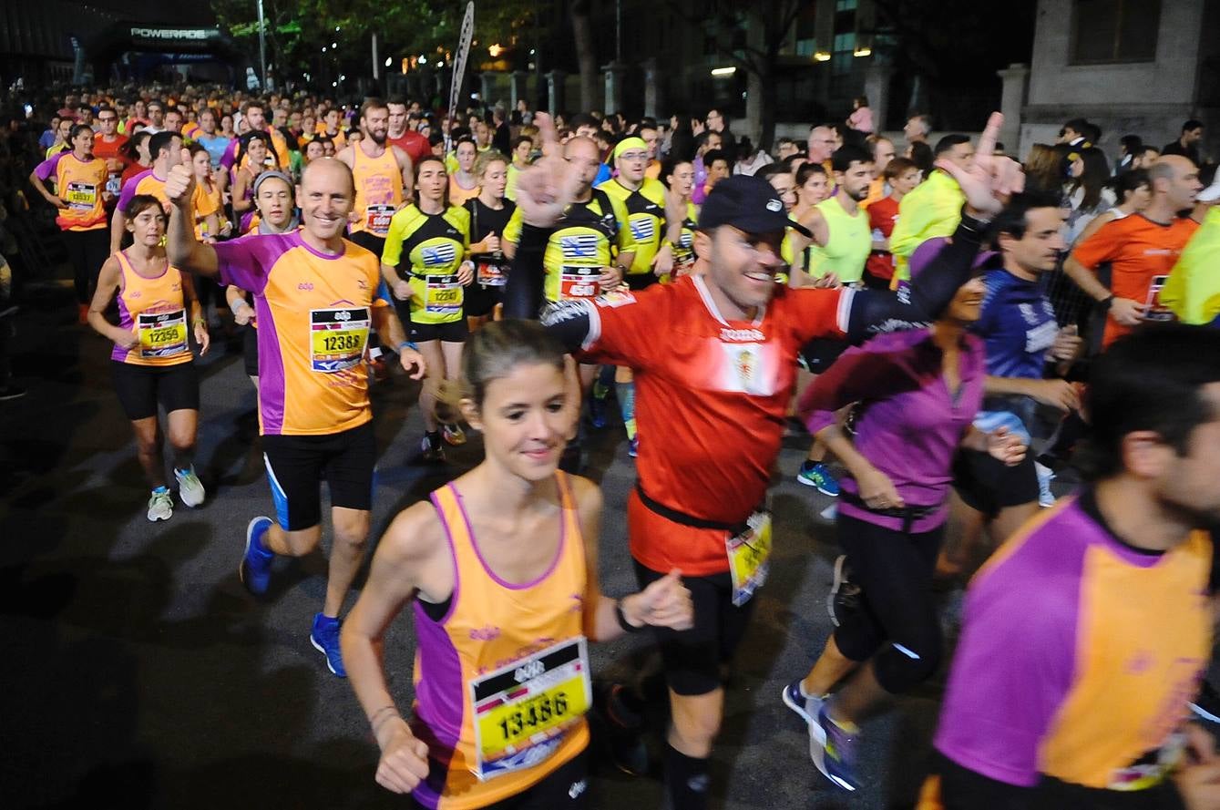 La octava edición de la 'Bilbao Night Marathon' reúne en la línea de salida a unos 11.500 corredores en sus tres distancias, de los cuales alrededor de un millar son extranjeros procedentes de 44 países de los cinco continentes.