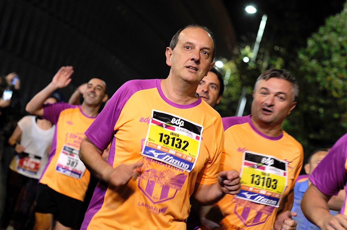 La octava edición de la 'Bilbao Night Marathon' reúne en la línea de salida a unos 11.500 corredores en sus tres distancias, de los cuales alrededor de un millar son extranjeros procedentes de 44 países de los cinco continentes.