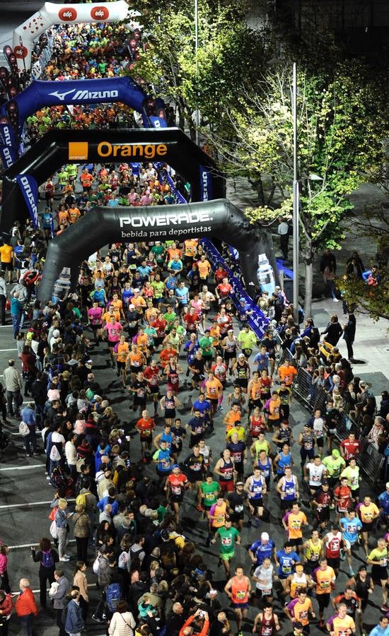 La octava edición de la 'Bilbao Night Marathon' reúne en la línea de salida a unos 11.500 corredores en sus tres distancias, de los cuales alrededor de un millar son extranjeros procedentes de 44 países de los cinco continentes.