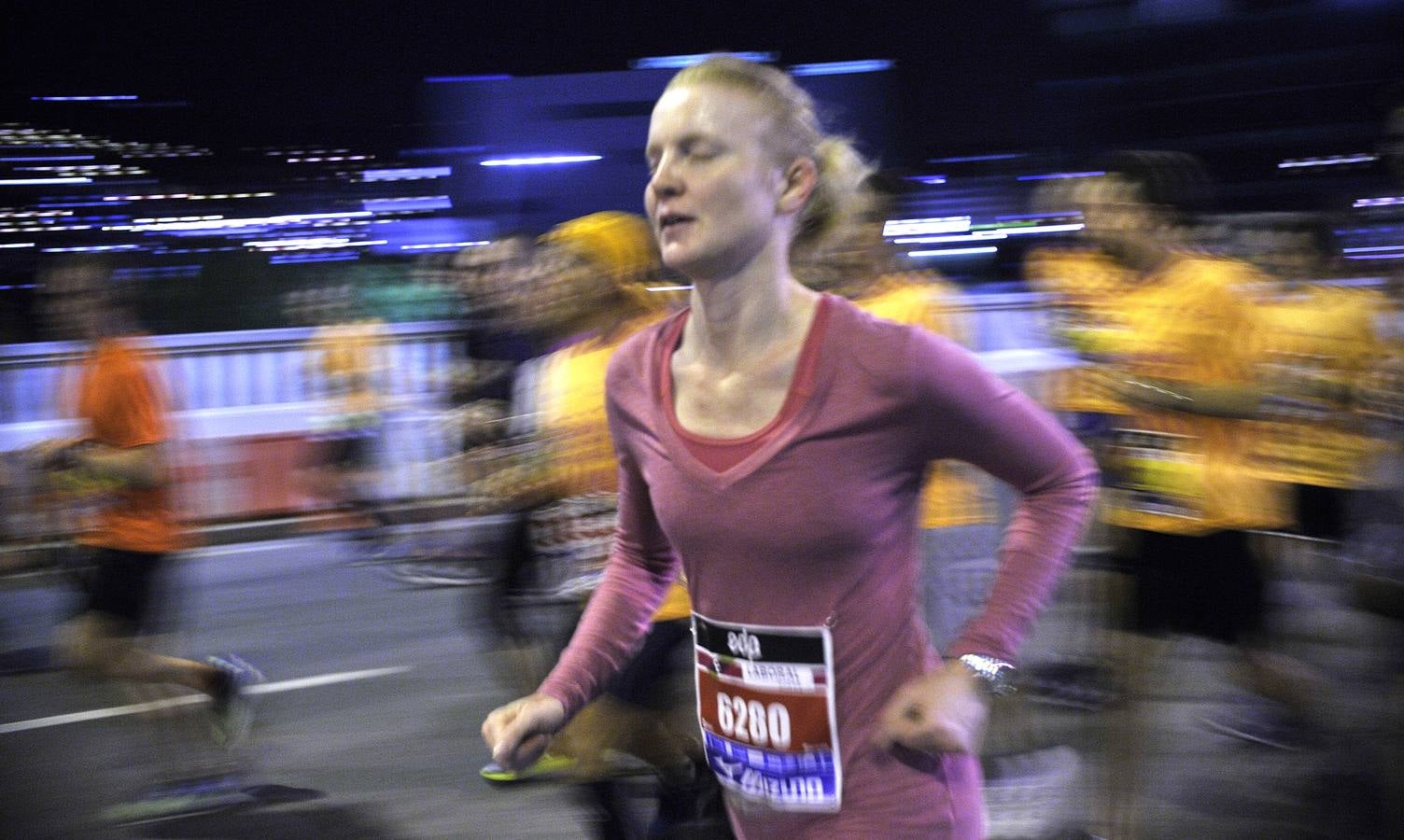 La octava edición de la 'Bilbao Night Marathon' reúne en la línea de salida a unos 11.500 corredores en sus tres distancias, de los cuales alrededor de un millar son extranjeros procedentes de 44 países de los cinco continentes.